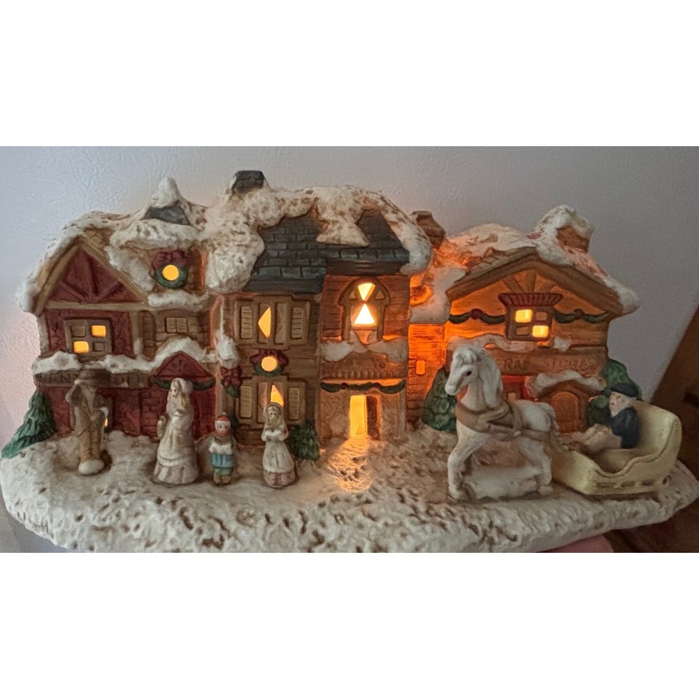 Vtg House of Lloyd Lighted Musical Ceramic Christmas Village General Store